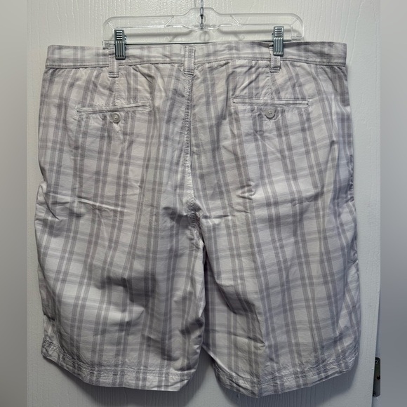 Apt. 9 Men's Light Plaid Shorts Size 42 - Picture 2 of 3